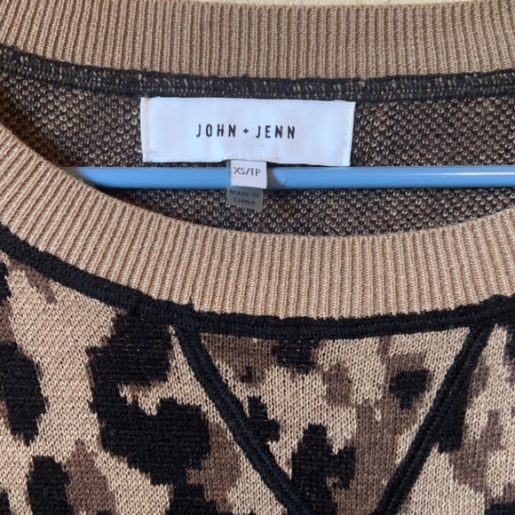 John + Jenn! Animal print Crew Beck Sweater. - Picture 3 of 5